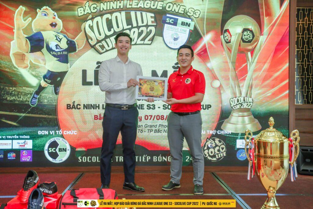 Đại diện Socolive nhận bảng kỷ niệm NTT Kim Cương do BTC Sân Cỏ Bắc Ninh trao tặng