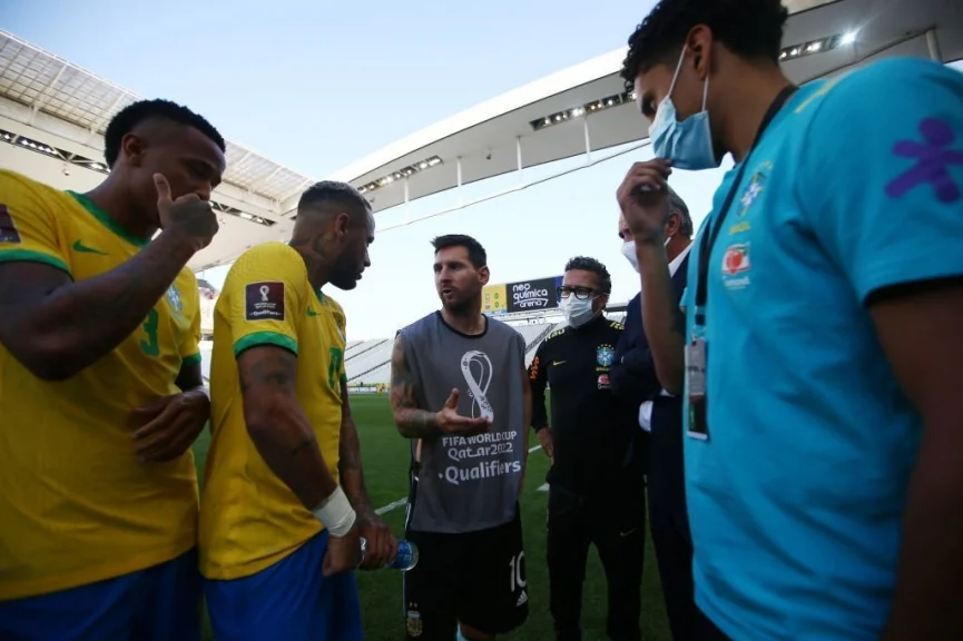 Neymar và Messi trong lúc trận đấu vòng loại world cup FIFA bị hoãn
