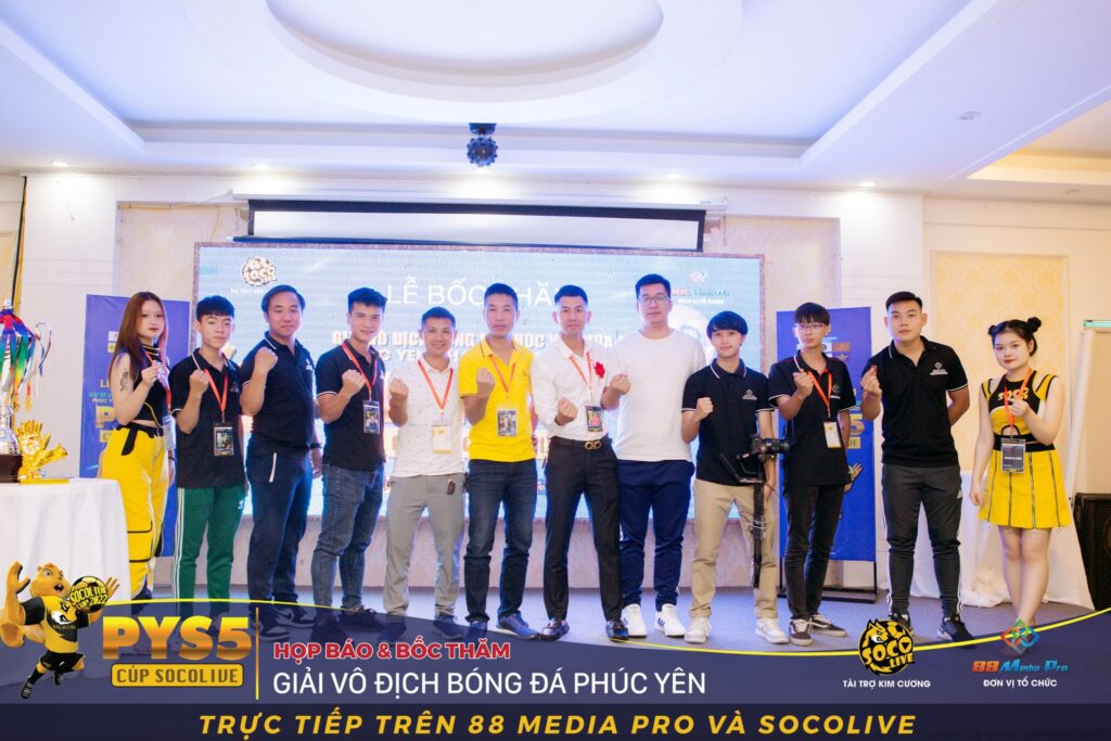 Ông Nguyễn Văn Hưng cùng ekip 88 Media Pro - Đơn vị tổ chức Giải Vô Địch Bóng Đá Phúc Yên PYS5 Socolive Cup 2022