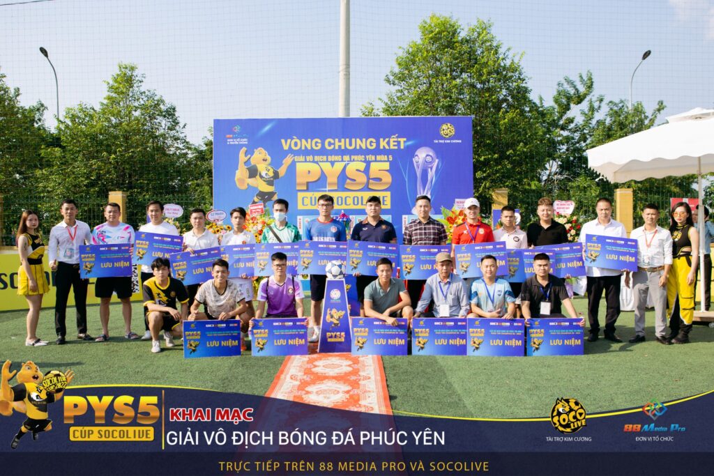 Các Lãnh Đội Nhận Bảng Lưu Niệm Tại Giải Bóng Đá Phúc Yên PYS5 Socolive Cup 2022