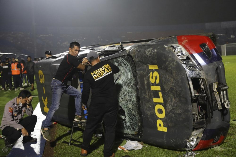 Bạo loạn bóng đá Indonesia khiến 127 người chết