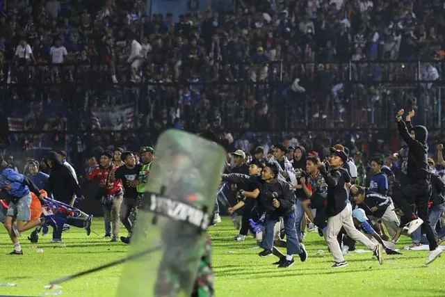 Bạo loạn bóng đá Indonesia khiến 129 người chết