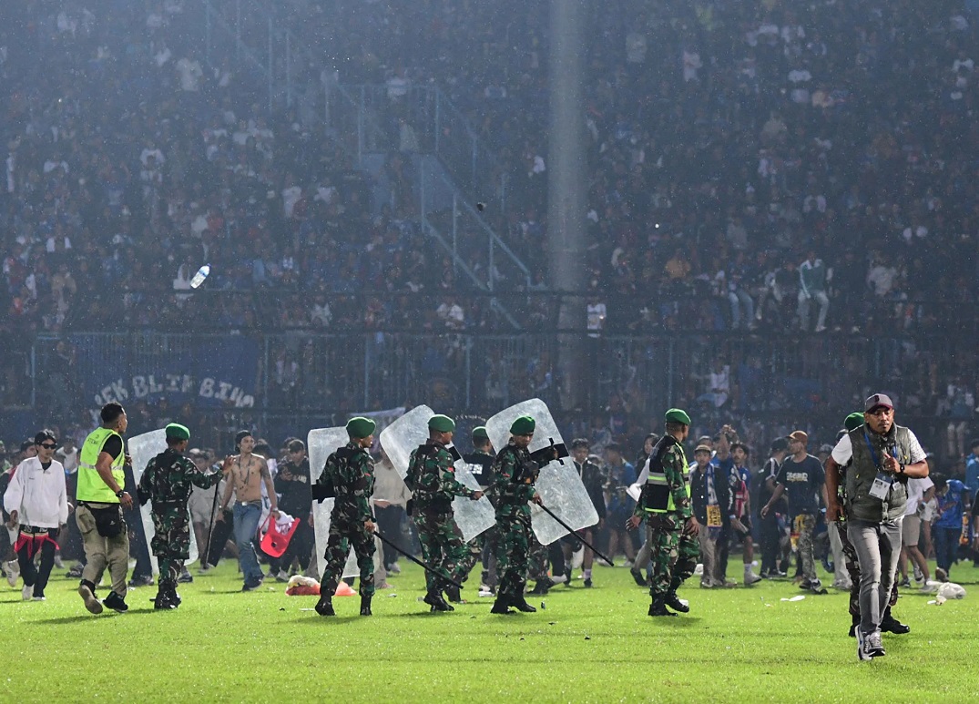 Các giải đấu của ĐT Indonesia đã bị đình chỉ sau vụ việc bạo loạn bóng đá Indonesia