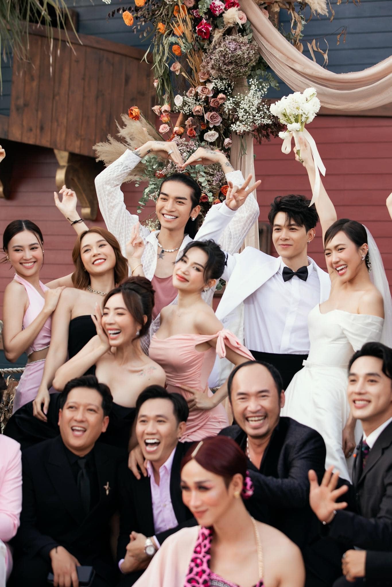 Các sao Việt có mặt đầy đủ trong đám cưới