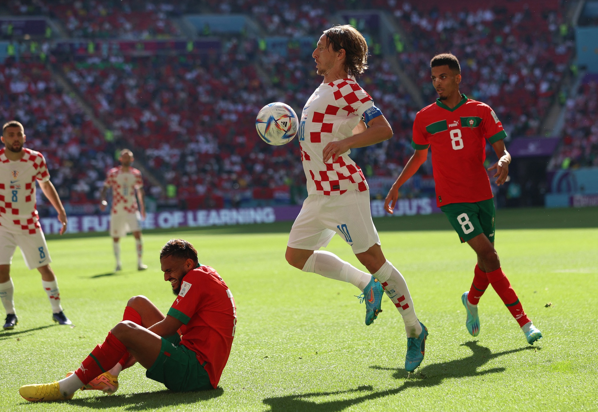 Luka Modric đang chiếm ưu thế trong tình huống tranh chấp bóng 
