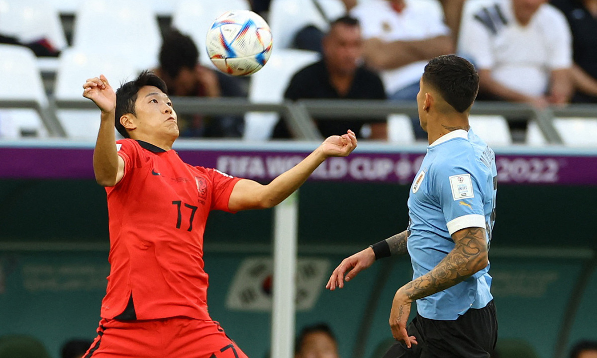 Cầu thủ Hàn Quốc chủ động cầm bóng trước tuyển Uruguay 