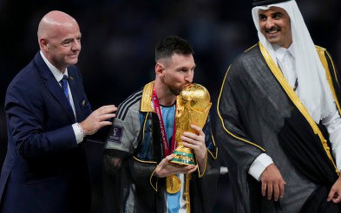 Messi khoác lên mình áo choàng bisht quyền lực