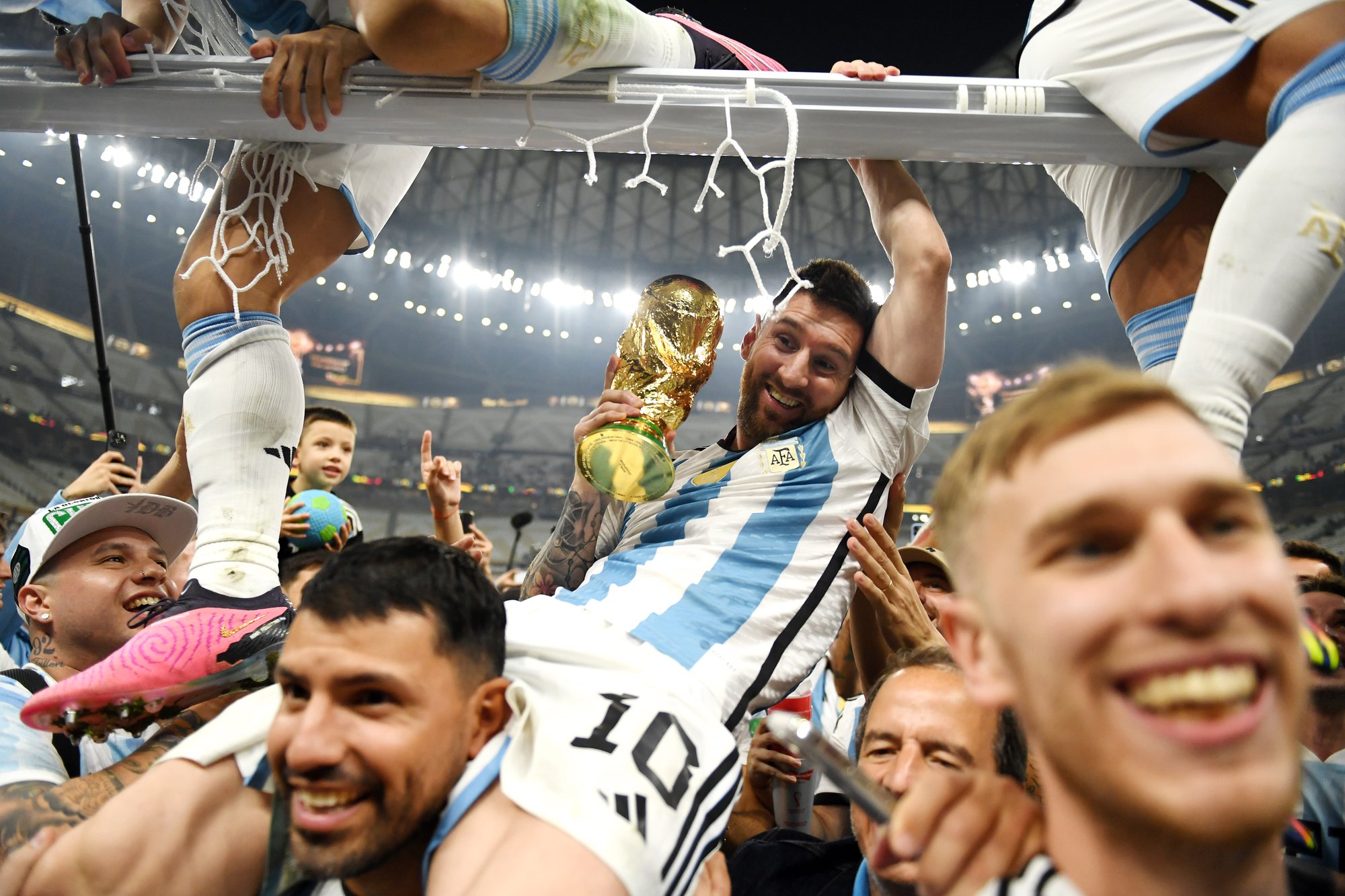 Messi ăn mừng chiến thắng cuồng nhiệt sau chiến thắng World Cup 2022