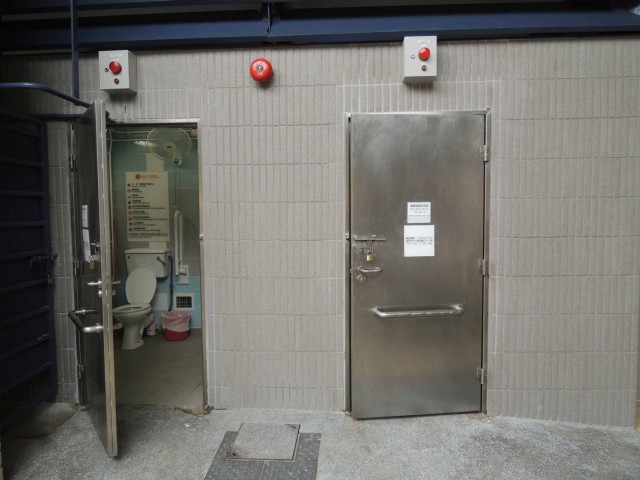 Vụ giết người trong WC Nam khiến một khu vực ở Hong Kong không dám dùng gương kính