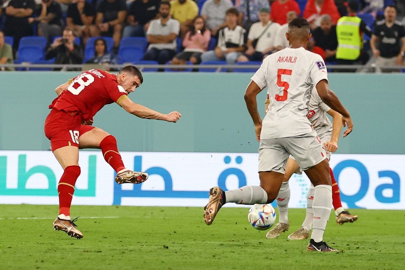 Mitrovic chuyền bóng đi qua Akanji ở thời gian đầu trận đấu giữa Serbia vs Thuỵ Sĩ