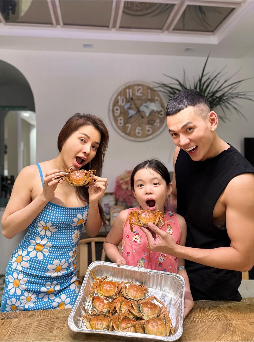 Gia đình hạnh phúc của Phương Trinh và Lý Bình bên con gái Mia