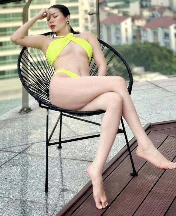 Nữ ca sĩ không ngần ngại chia sẻ ảnh mặc bikini nóng bỏng của mình