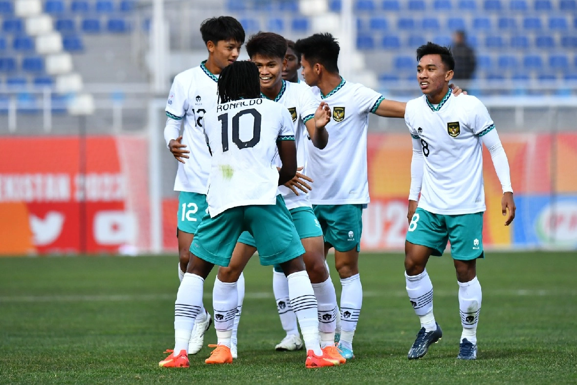 Uzbekistan cầm bóng nhiều gấp 3 lần Indonesia 