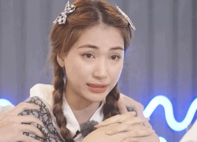 Hòa Minzy bật khóc nức nở ngay trên sóng truyền hình, chia sẻ về những biến cố trong 1 năm qua