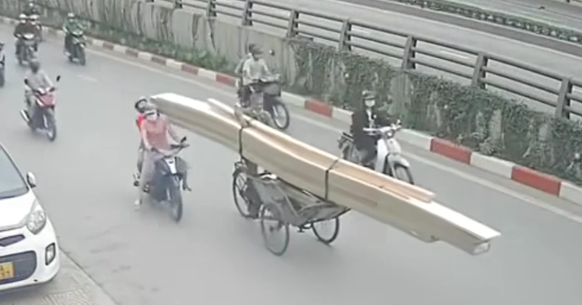 Hai người phụ nữ đi xe máy lao đầu vào xích lô chở gỗ dài 3-4m
