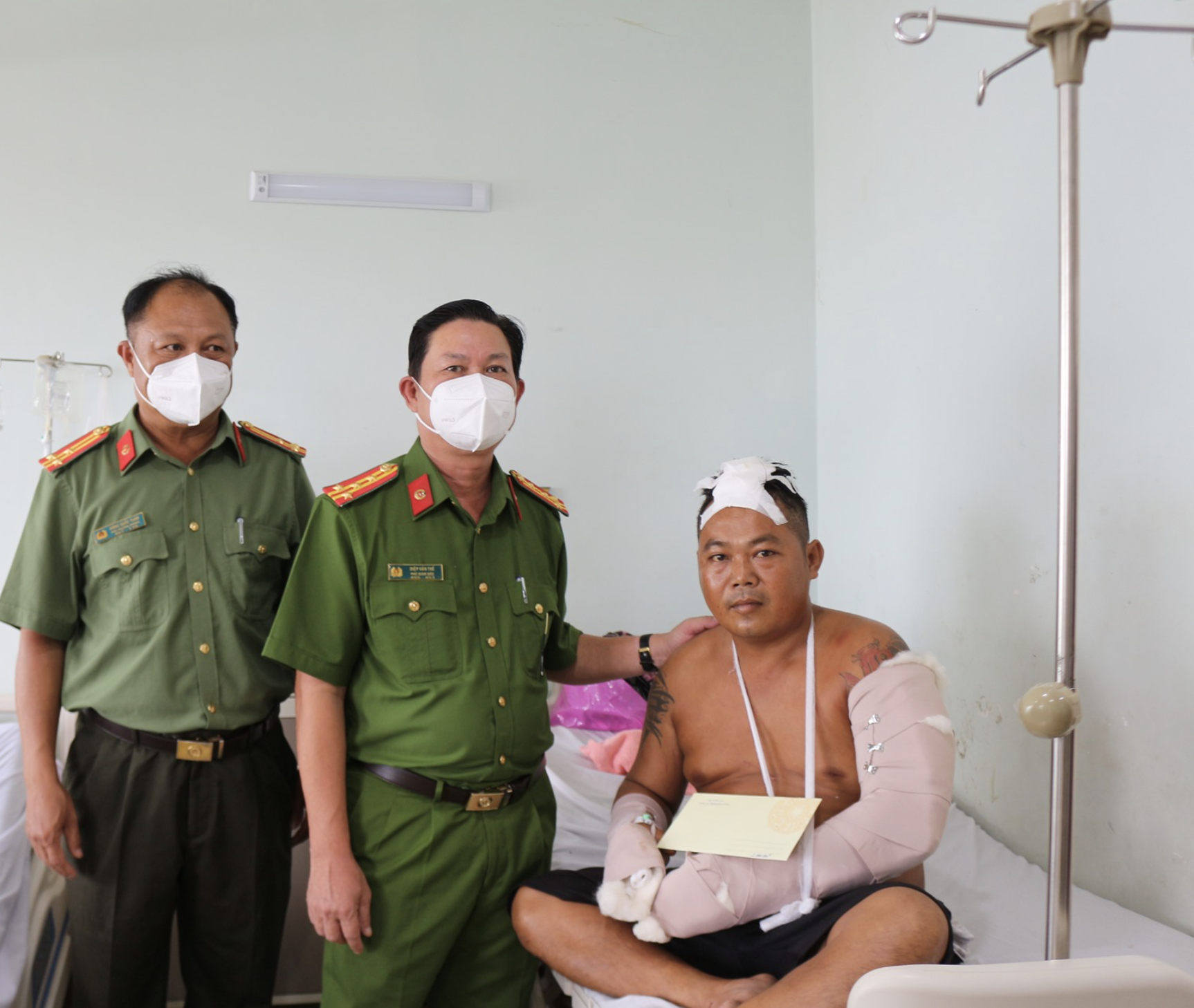 Lực lượng Công an tỉnh Kiên Giang thăm hỏi và động viên anh Phạm Hoài Ân đang nằm điều trị vết thương tại Trung tâm y tế huyện An Biên